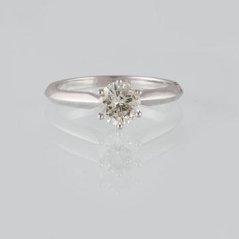 RING, 18K vitguld med briljantslipad diamant 1.03 ct. Vikt 3,6 gram.