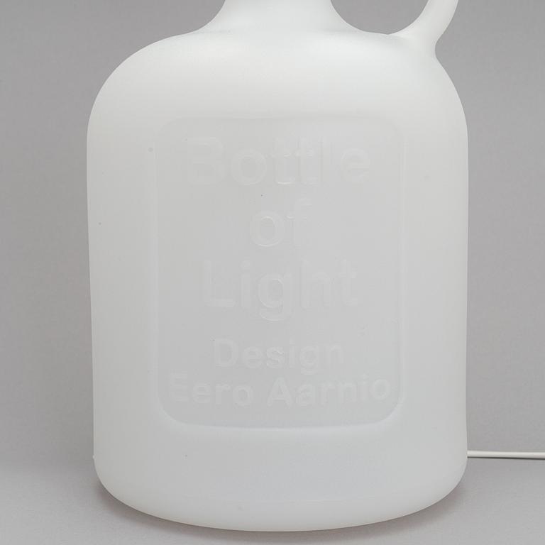 Eero Aarnio, pöytävalaisin "Bottle of Light" Melaja Oy, 2010.