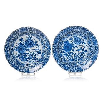 1120. A pair of blue and white dishes, Qing dynasty, Kangxi (1662-1722).