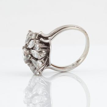 A cluster diamond ring, circa 1.80 cts.