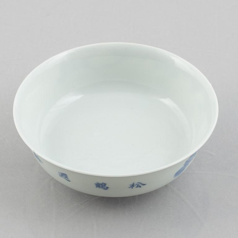 A group of three Chinese blue and white porcelain bowls, late Qing dynasty / early 20th century.