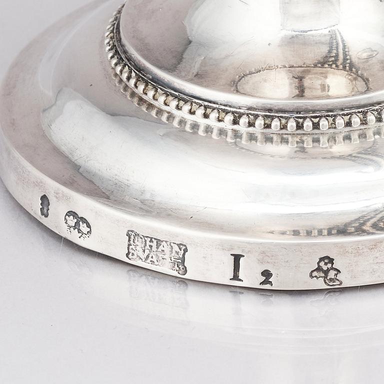 Johan Schvart, sockerskål med lock, silver, Karlskrona 1791. Strösked, silver. Gustaf Möllenborg, Stockholm 1892.