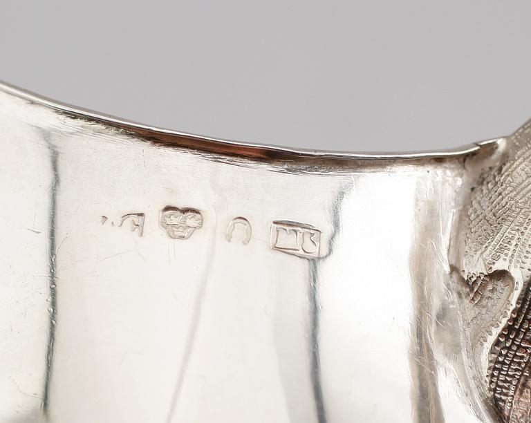 SKÅL PÅ FOT OCH GRÄDDKANNA, silver. Total vikt 365 g.