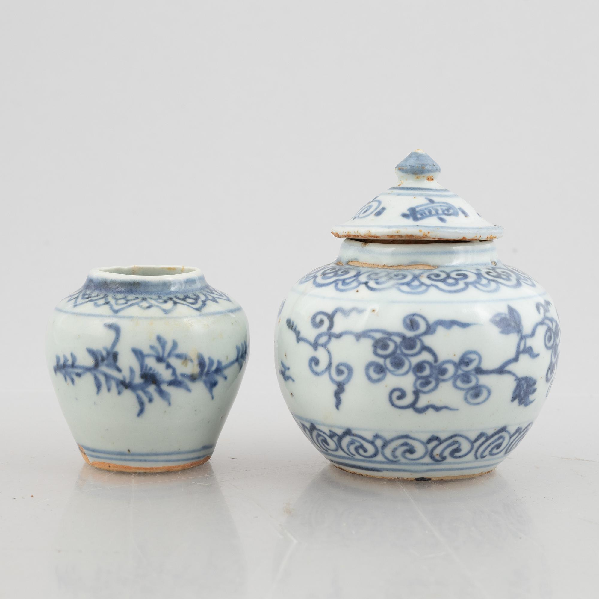 Krukor, två stycken, porslin, Mingdynastin (1368-1644).