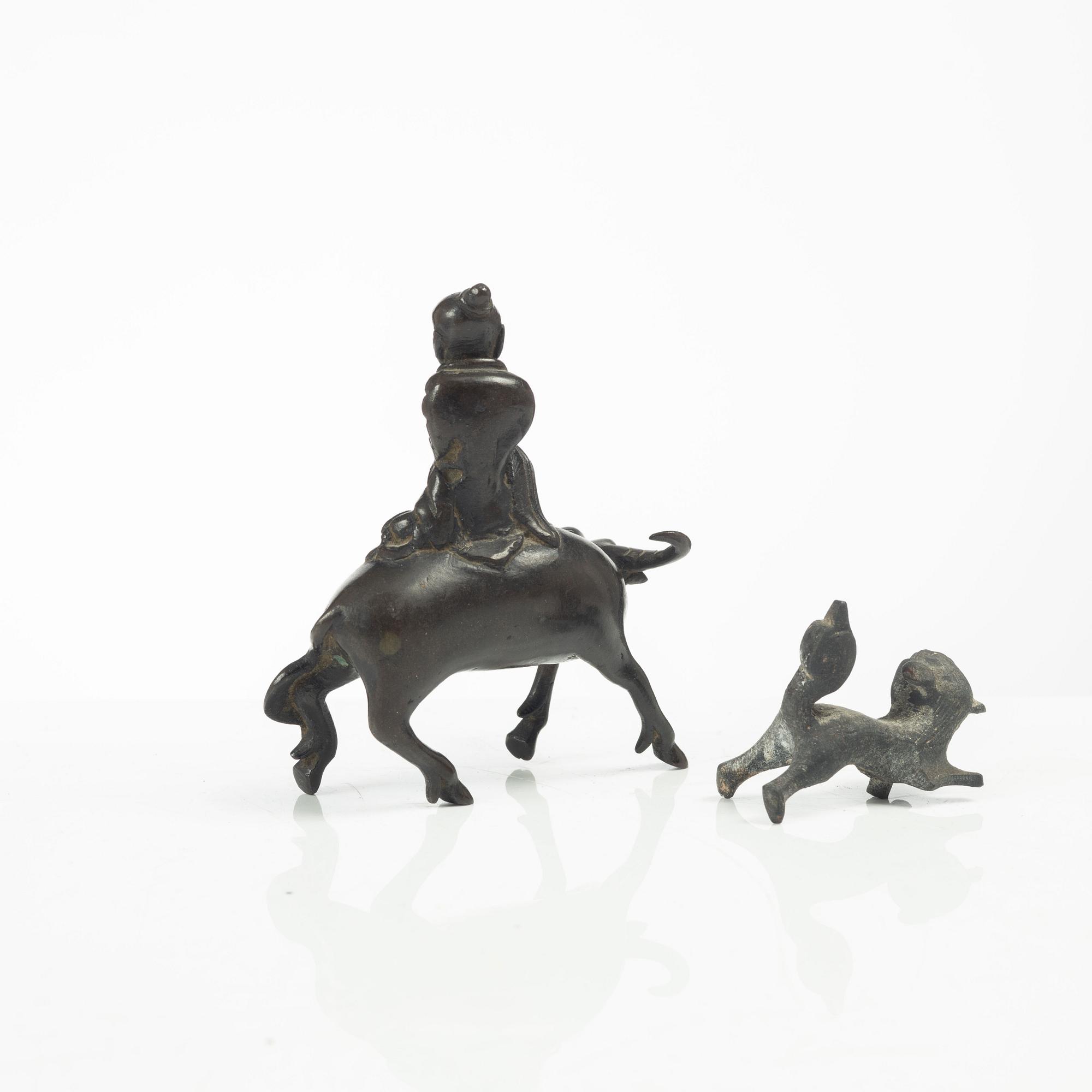 Figuriner, två stycken, samt nagelskydd och bönesnurra, sen Qingdynasti/tidigt 1900-tal.