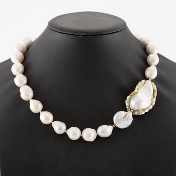 Necklace, with cultured pearls.