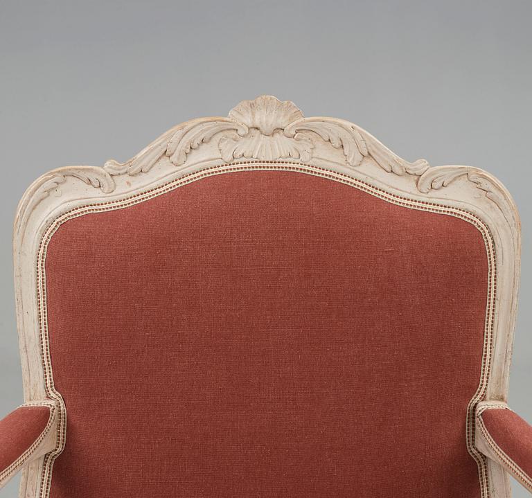 KARMSTOL. Stockholmsarbete, i Olof Höglanders art (mästare i Stockholm 1750-1765). Rokoko. En senare kopia medföljer.