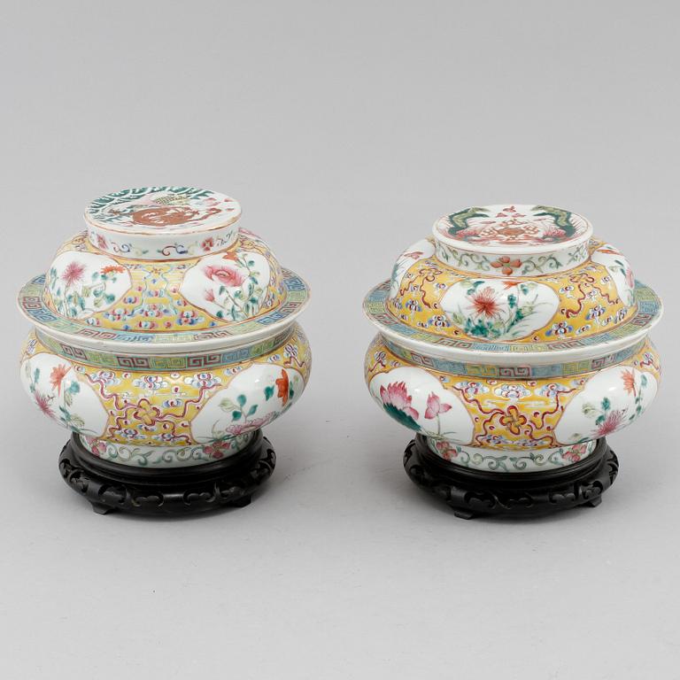 SKÅLAR MED LOCK, 2 st, snarlika, porslin, Kina, Republik, 1912-1949.