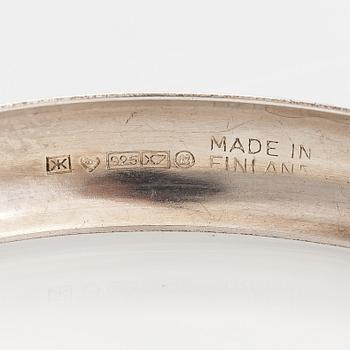 Rannekoruja, 2 kpl, hopeaa. Kalevala Koru, Helsinki 1975.