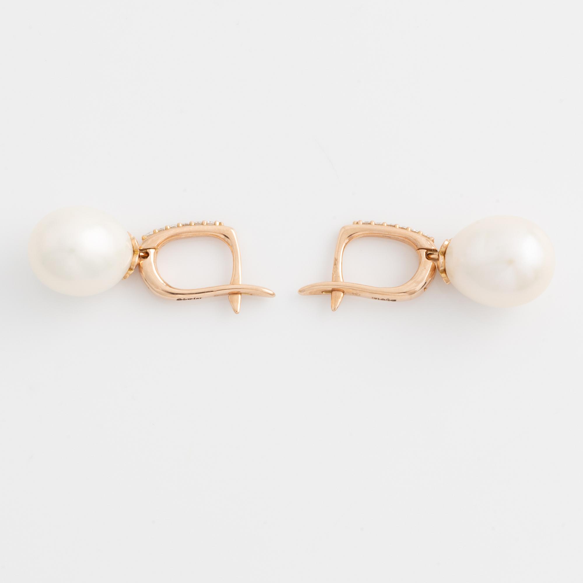 Örhängen med droppformade sötvattenspärlor och briljantslipade diamanter.