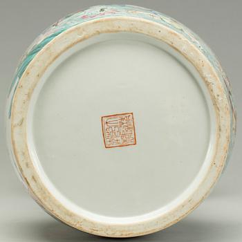 GOLVURNA, porslin, Kina, 1900-tal.