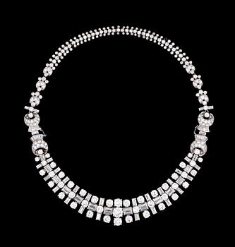 711. COLLIER, PLATINA MED BRILJANT-OCH BAGUETTESLIPADE DIAMANTER CA 30 CT.