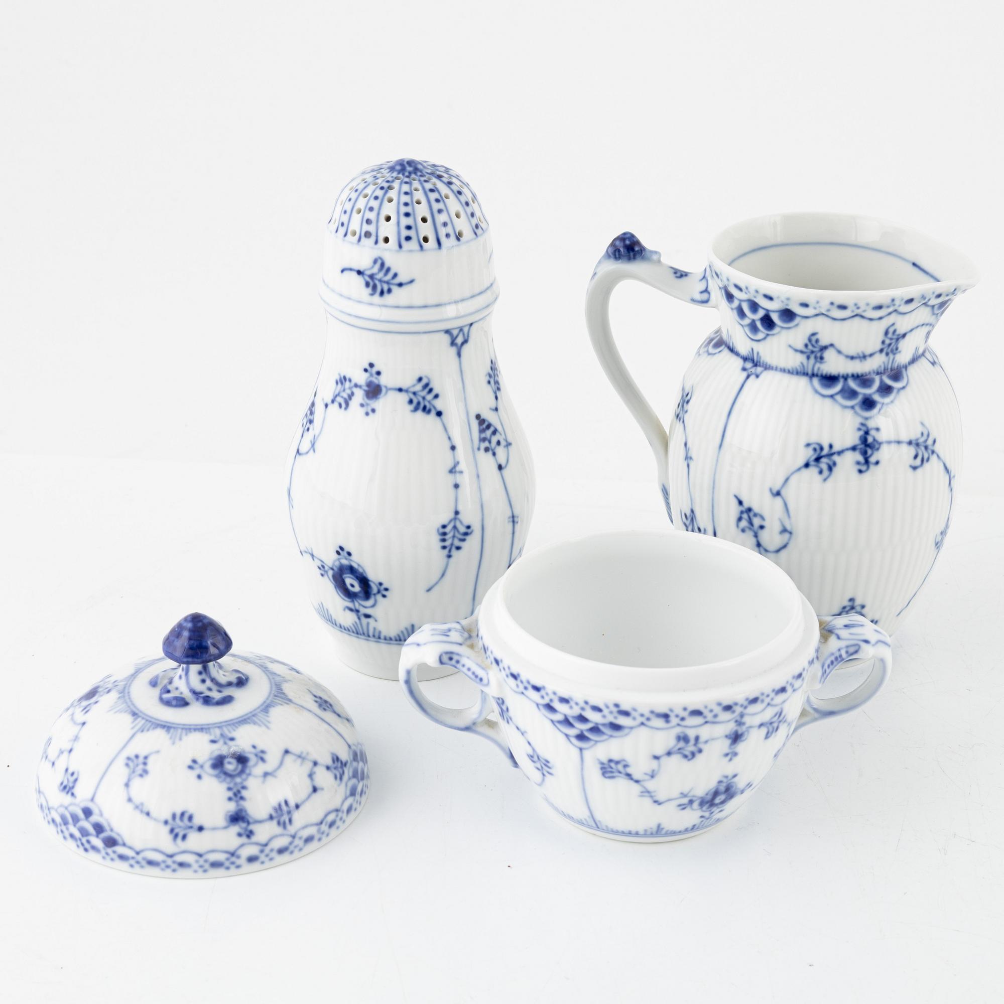 Servisdelar, 4 delar, porslin, "Musselmalet", hel- och halvblonde, Royal Copenhagen, Danmark.