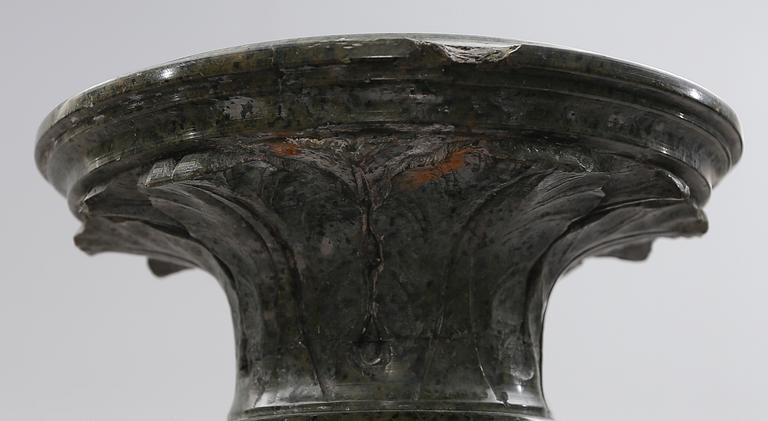 PIEDESTAL, serpentinsten, 1800-talets mitt.