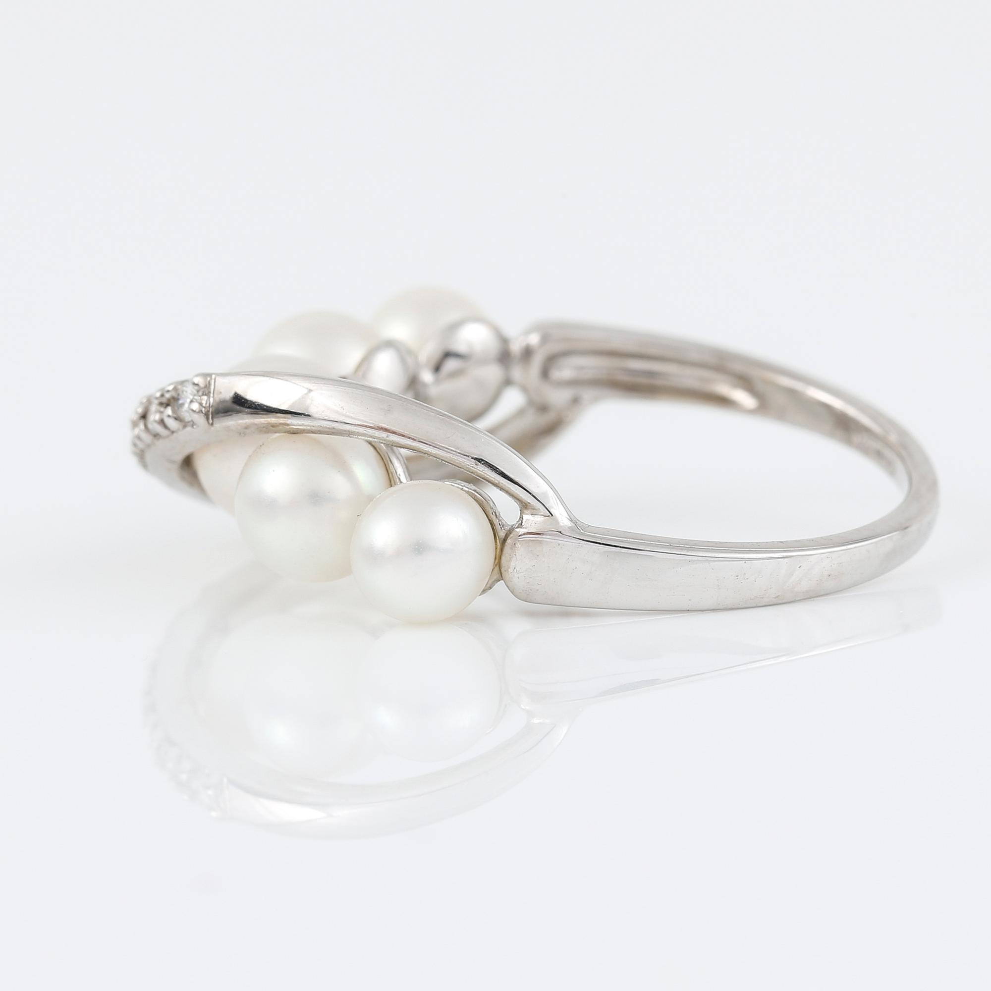RING, Bliss, Italien, 18K vitguld med 5 pärlor och diamanter ca 0.06ct.