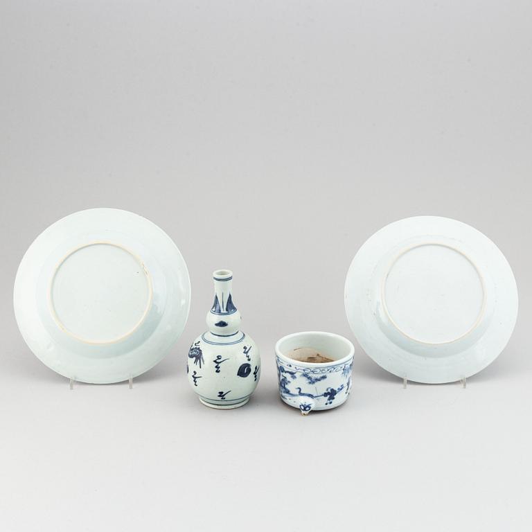 A blue and white censer, vase and two dinner plates, China, 18th/20th Century.