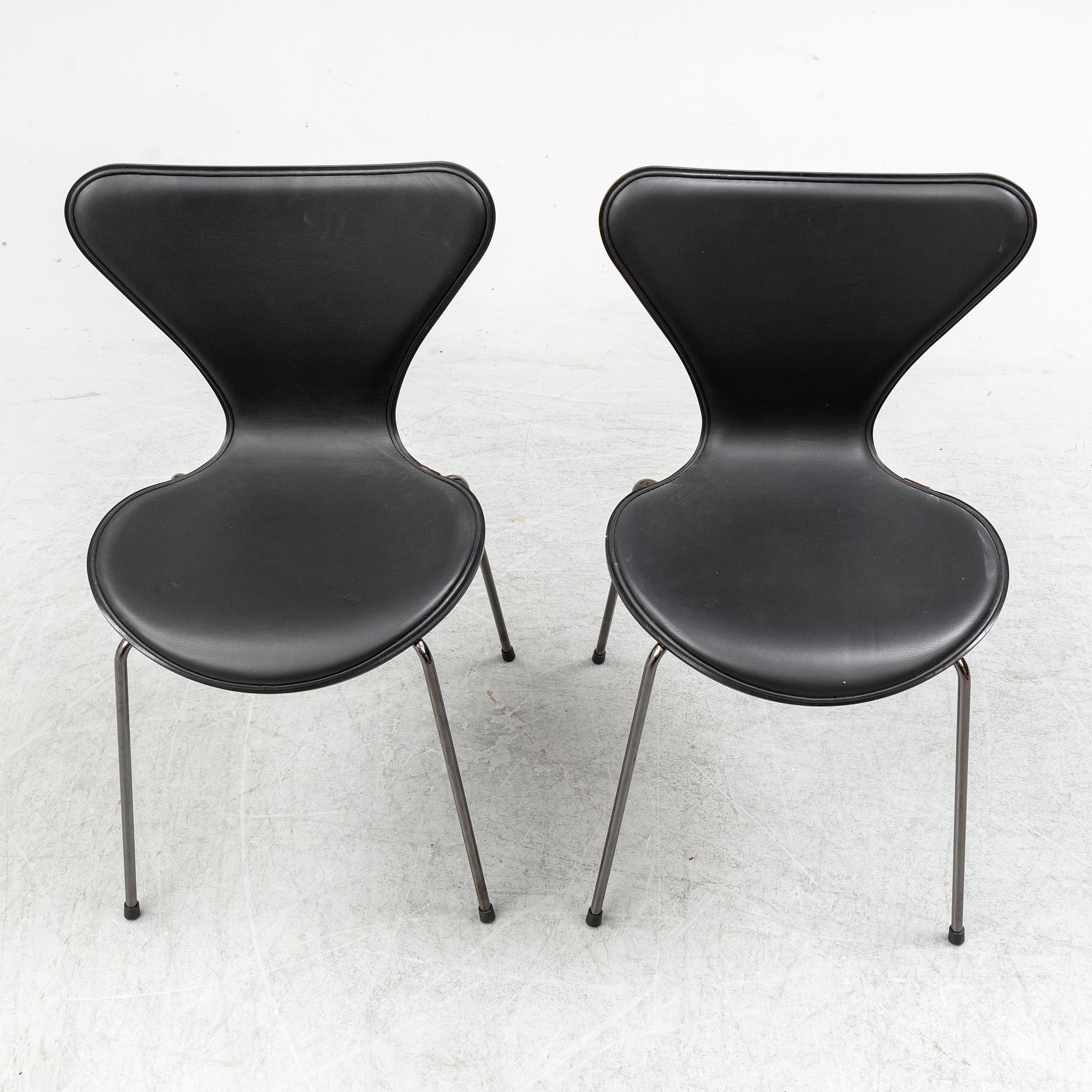 ARNE JACOBSEN, stolar, ett par, "Sjuan 3107 Black Edition" för Fritz Hansen, Danmark, 2016.