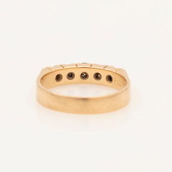Alliansring, 18K guld med fem briljantslipade diamanter.