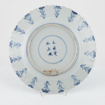 A Chinese blue and white rabbit dish, Qing dynasty, Kangxi (1662-1722).