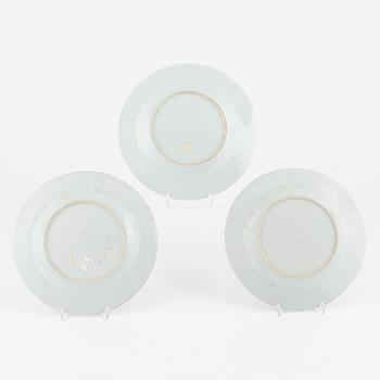 A blue and white porcelain charger, three plates and a sauce snipe, Qing dynasty, Qianlong (1736-95).