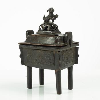 A Chinese bronze censer, Qing dynasty.