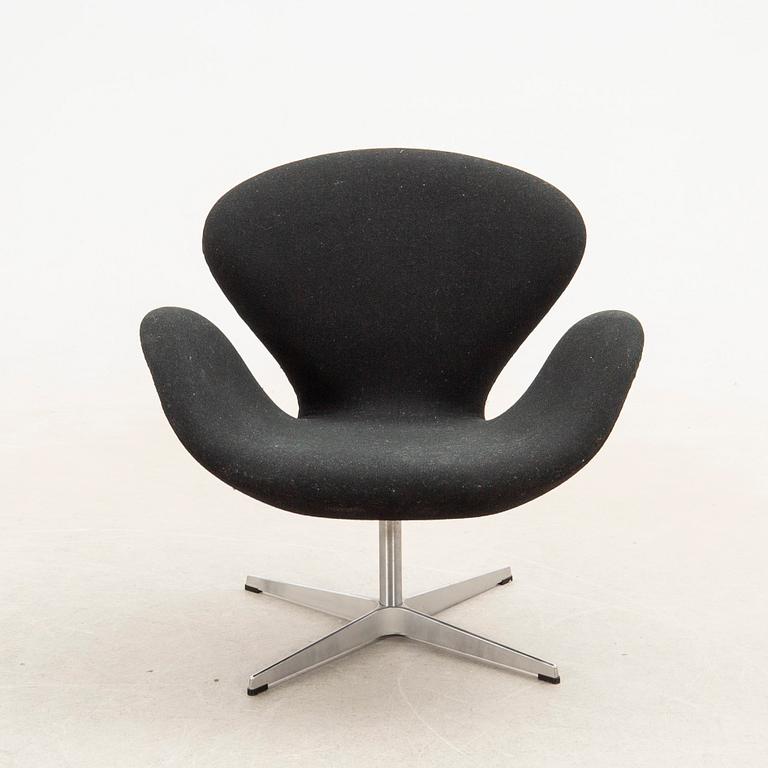Arne Jacobsen, fåtölj, "Svanen", designad av Fritz Hansen, Danmark, 2002.