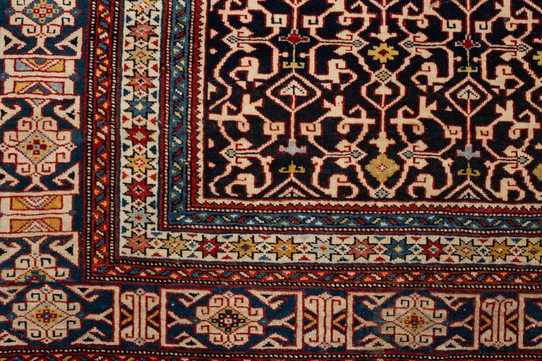 Matta, antik/semiantik Shirvan sannolikt, ca 178-180 x 125-129,5 cm (kortsidorna inklusive 2-2,5 cm "slätväv"),