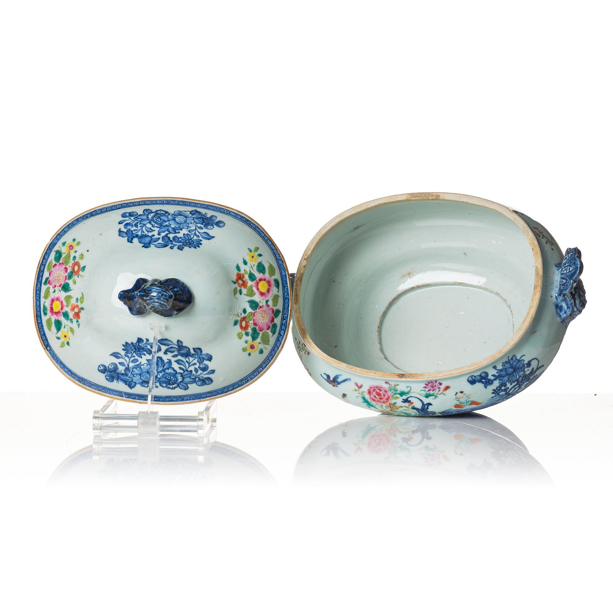 Terrin med lock och fat samt fat, ett par, kompaniporslin. Qingdynastin, Qianlong (1736-95).
