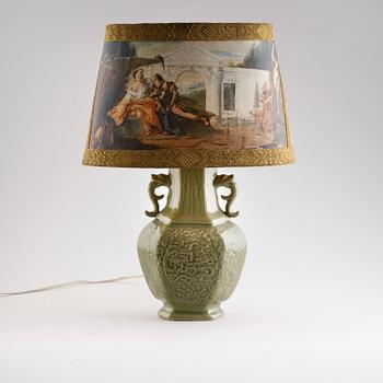 BORDSLAMPA, porslin, Kina, 1900-talets andra hälft.