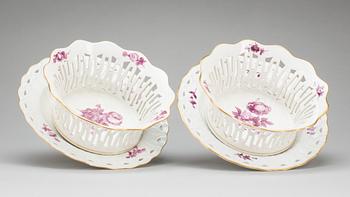GALLERSKÅLAR PÅ FAT, ett par, porslin. Royal Copenhagen.