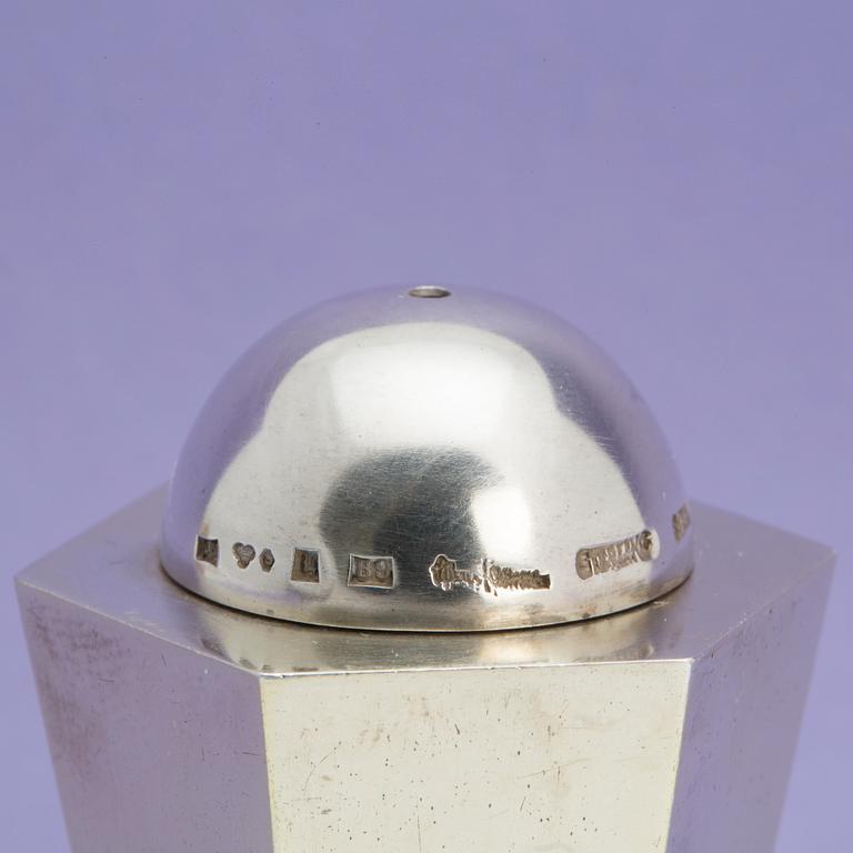 WIWEN NILSSON, salt och peppar ströare sterling silver, Lund, 1952.