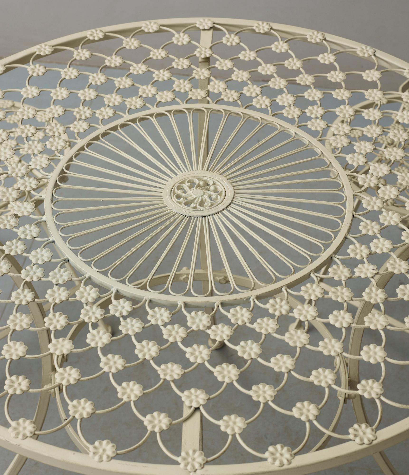 TRÄDGÅRDSGRUPP, 5 delar, metall. Modern tillverkning.