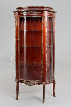 VITRINSKÅP, Louis XV-stil, 1900-tal.