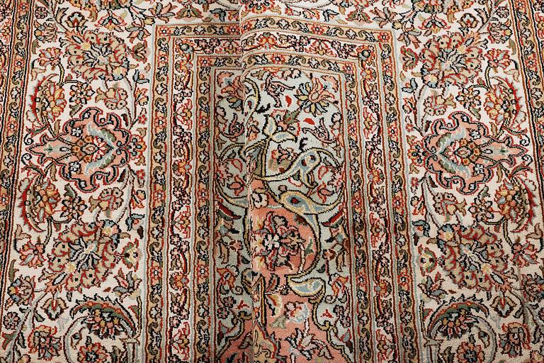 Matta, silke Kashmir, ca 303 x 216 cm.