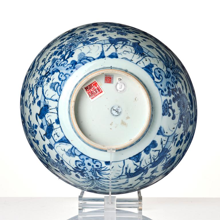 A large blue and white bowl, Ming dynasty, Wanli (1572-1620).