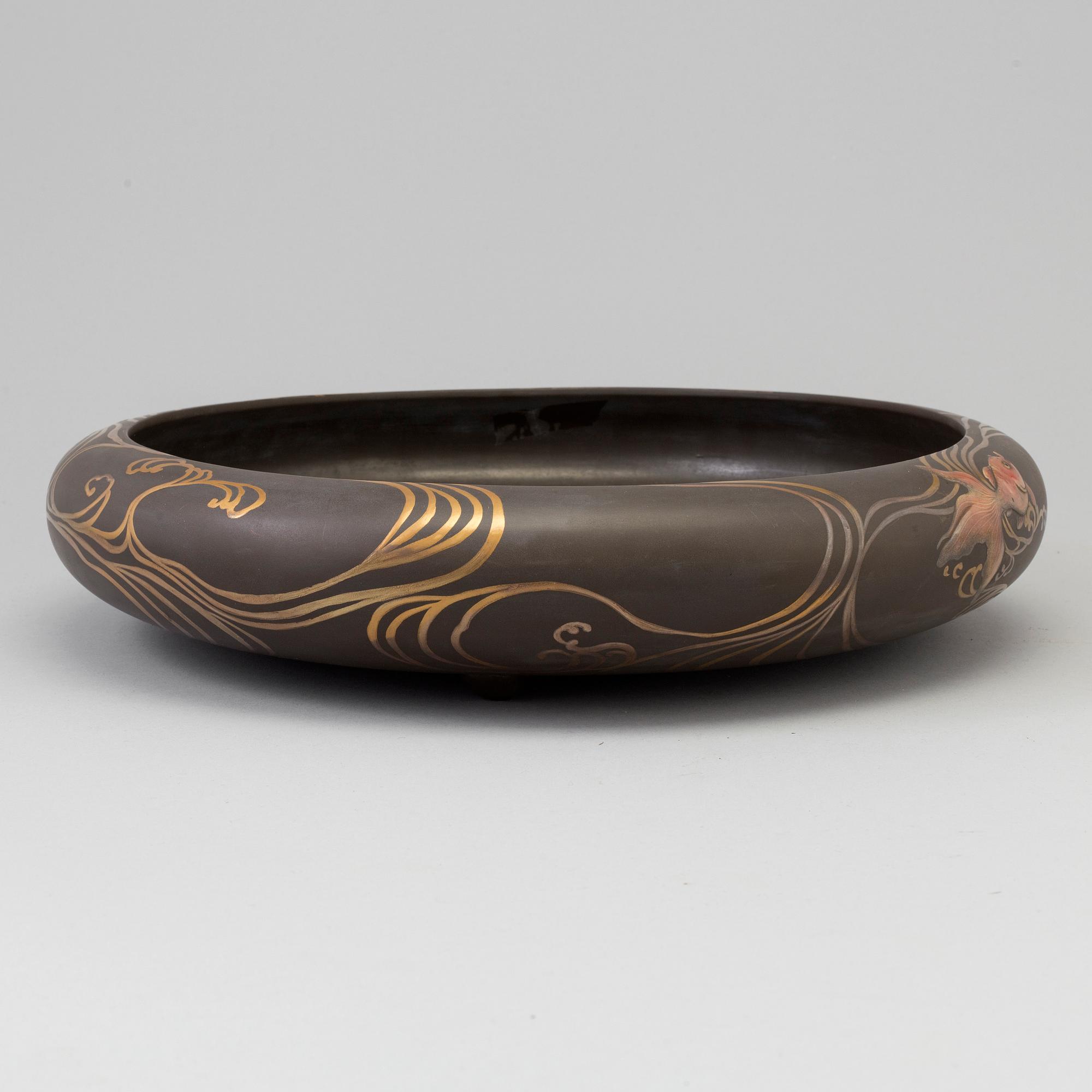 A lacquered wooden suiban basin by the Zohiko Company, Taisho period.