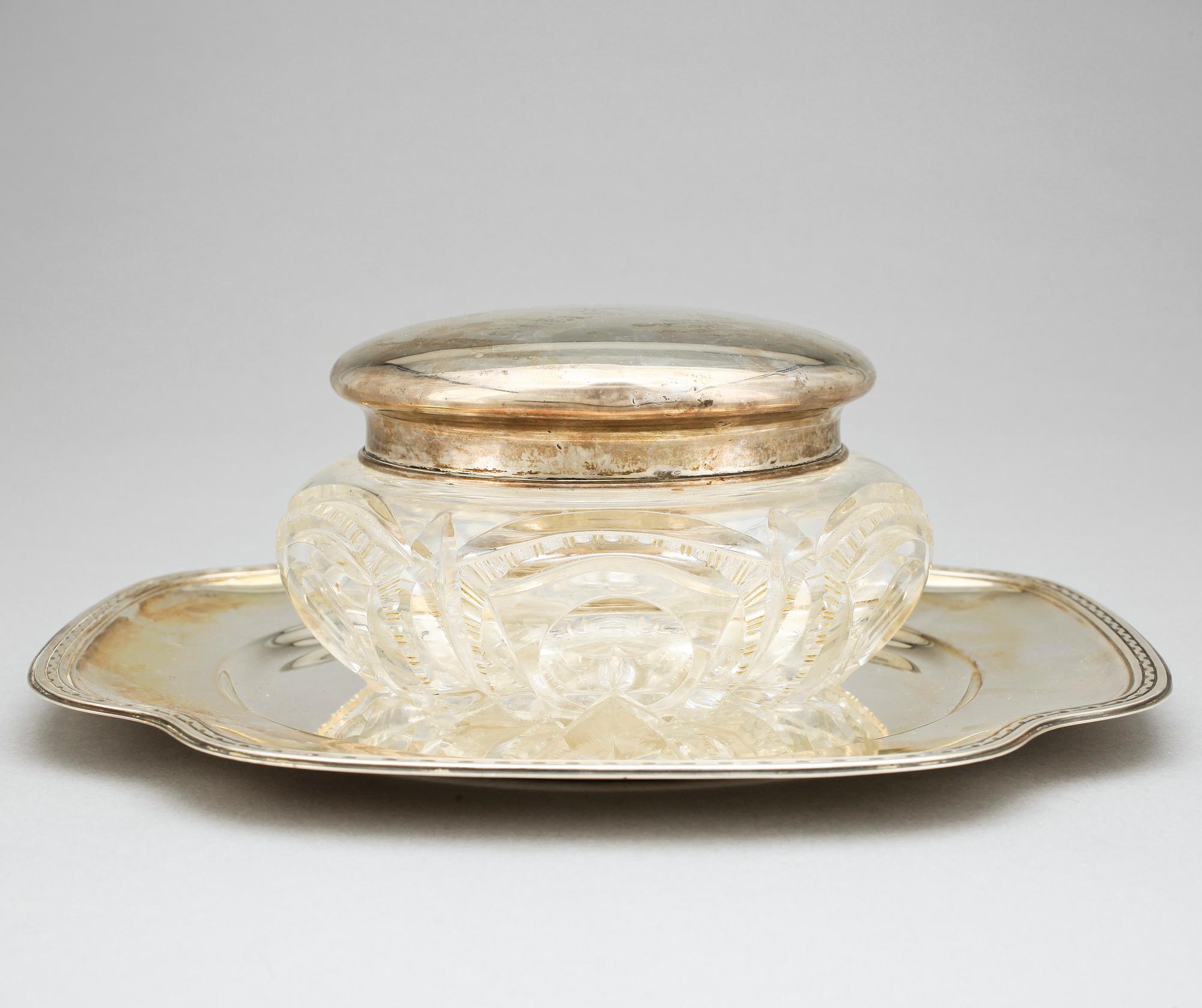 DOSA SAMT FAT, glas resp silver samt låghaltigtsilver, bla GAB, Stockholm, 1900-tal. Total silvervikt 481 g.