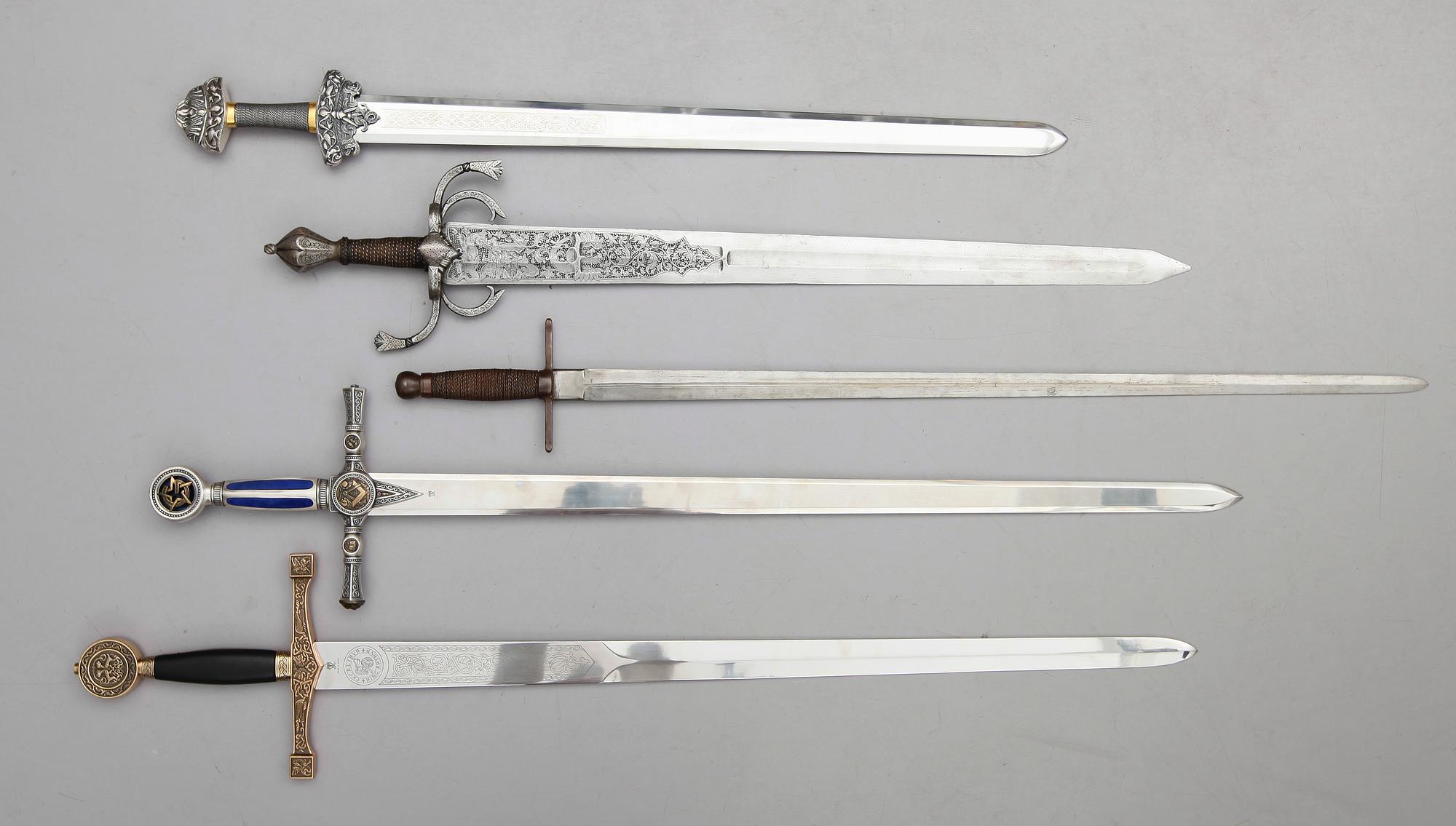 DEKORATIONSVAPEN, 5 st, kopior av äldre modeller, bl a Spanien, 1900-talets andra hälft.