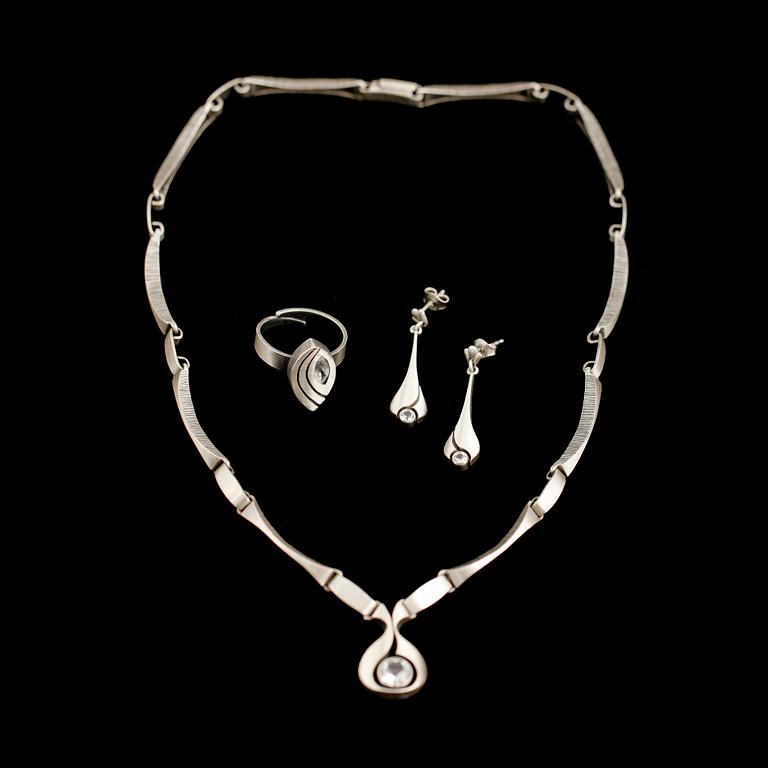 HALSBAND, ÖRHÄNGEN,1 par SAMT RING, silver, Karl Laine, Finland. Total vikt 28 g.