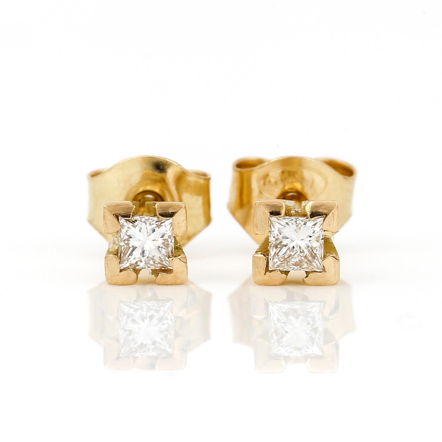 ÖRHÄNGEN, ett par, 18K guld med prinsessslipade diamanter, tot ca 0,20 ct. Total vikt ca 1,02 g.