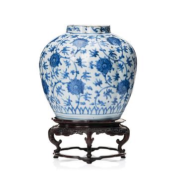 815. A Chinese blue and white lotus jar, Ming dynasty, Wanli (1572-1620).