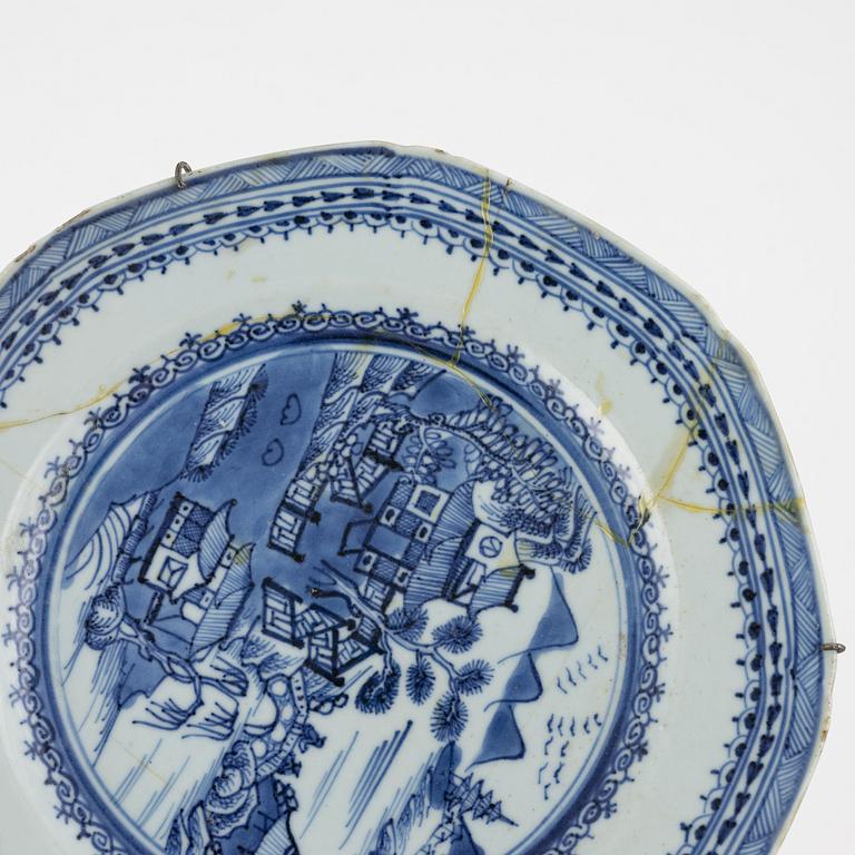 Tallrikar, 5 st, samt bärtallrikar, 2 st, porslin, Kina, Qianlong (1736-95).