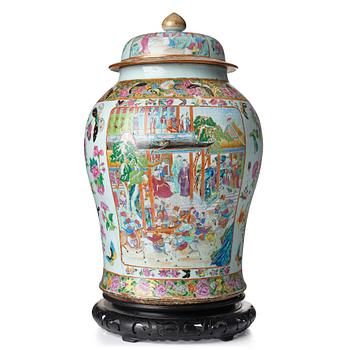 1005. A large famille rose Canton jar with cover, Qing dynasty, 19th Century.