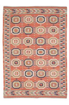 CARPET. "Röda åttan". Flat weave. 298,5 x 207 cm. Signed MMF.