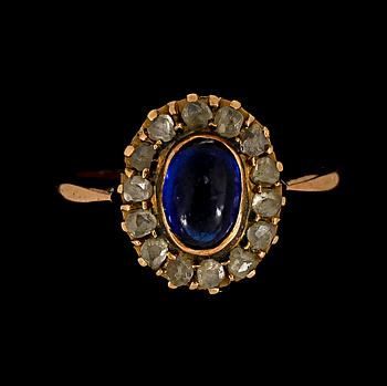 RING, guld 14k, cabochonslipad safir samt rosenslipade diamanter. England, 1900-talets första hälft. Vikt ca 3 g.