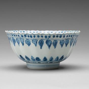 A blue and white bowl, 17th Century.