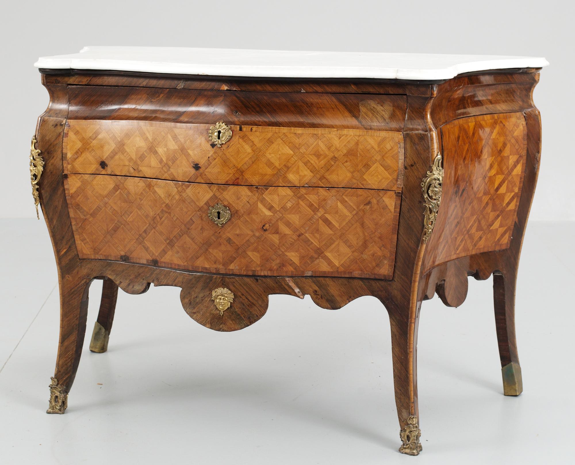An Italian Rococo 18th century commode. - Bukowskis