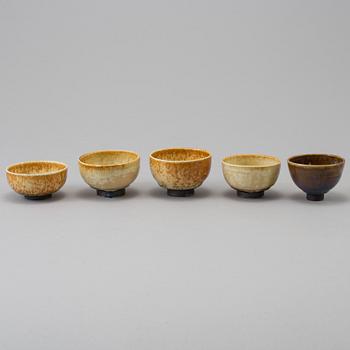 A mixed lot of five glazed stoneware bowls by Isak Isaksson, Sweden.