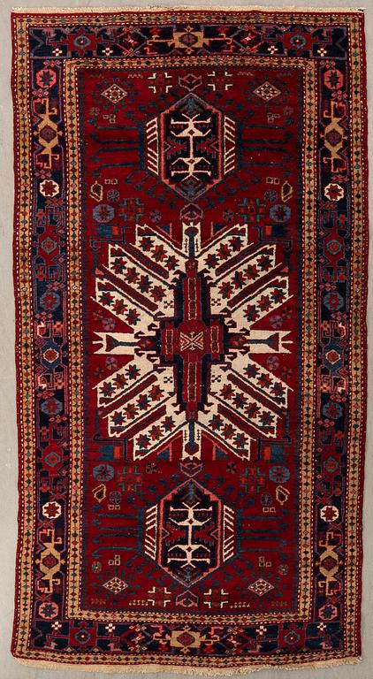Carpet Oriental semi-antique approx. 240x145 cm.