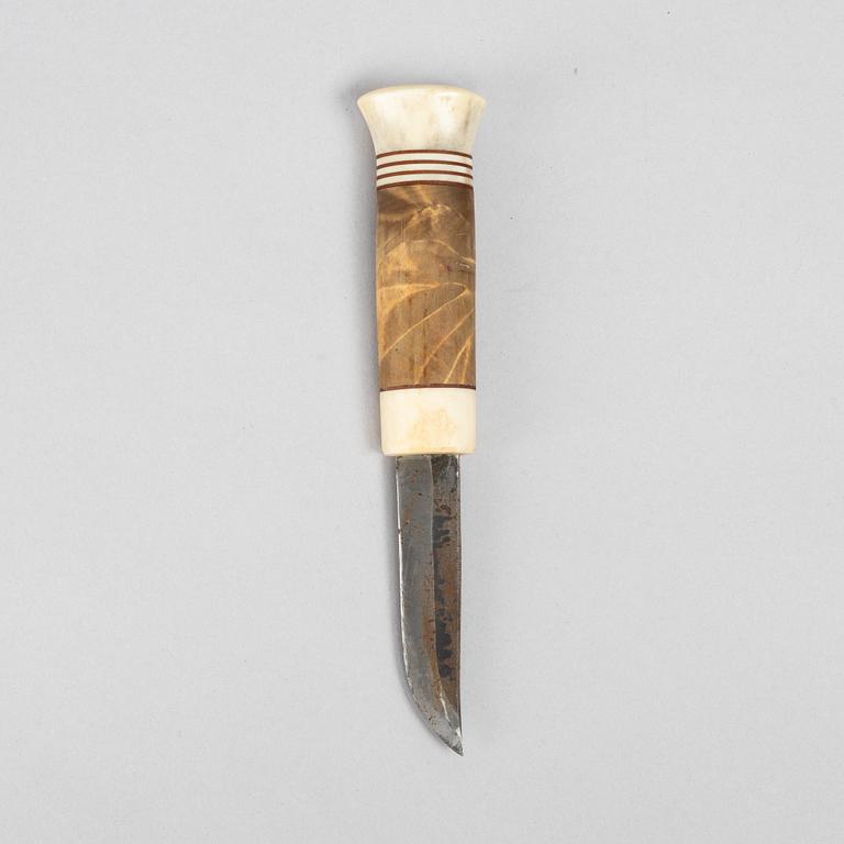 Roger Saiton, a reindeer horn knife, Kaitum, signed and dated 1990.